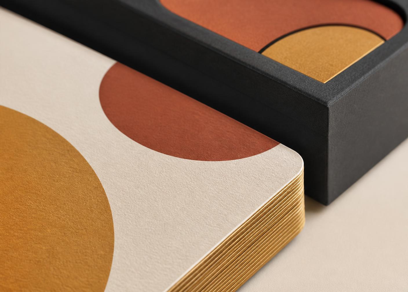 Détail de finitions premium : tranche dorée, papier texturé et coffret soft touch