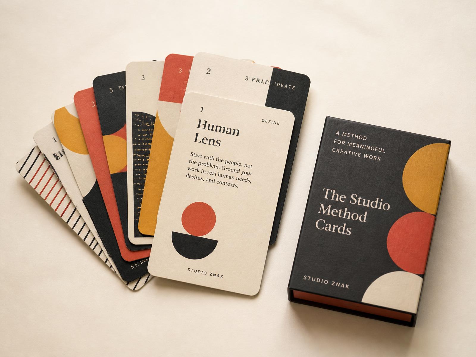 Card deck premium présenté en éventail à côté de son coffret rigide